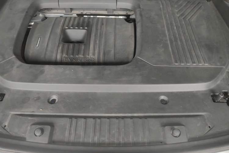 Used Lynk & Co 09 2021 2.0T Halo Six-Seater Engine Bay