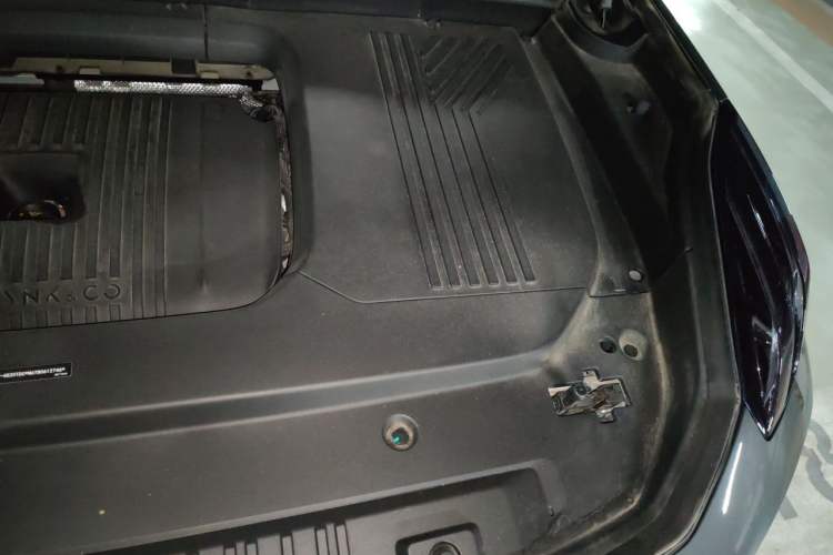 Used Lynk & Co 09 2021 2.0T Halo Seven-Seater Engine Bay Left