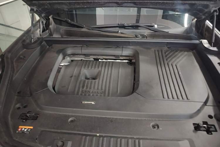 Used Lynk & Co 09 2021 2.0T Halo Six-Seater Engine Bay