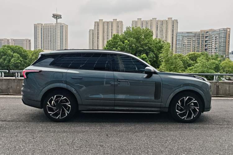 Used Lynk & Co 09 2021 2.0T Halo Six-Seater Exterior 3