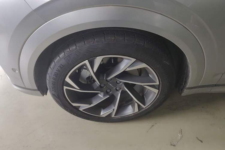 Used Lynk & Co 09 2021 2.0T Halo Six-Seater Exterior 4