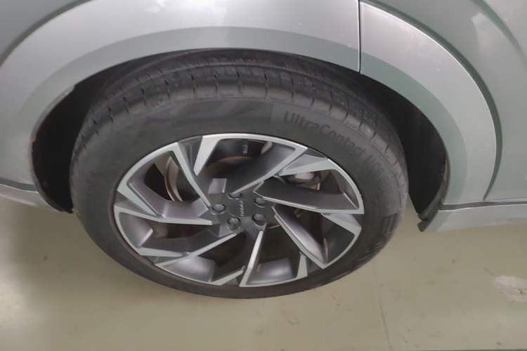 Used Lynk & Co 09 2021 2.0T Halo Six-Seater Exterior 5