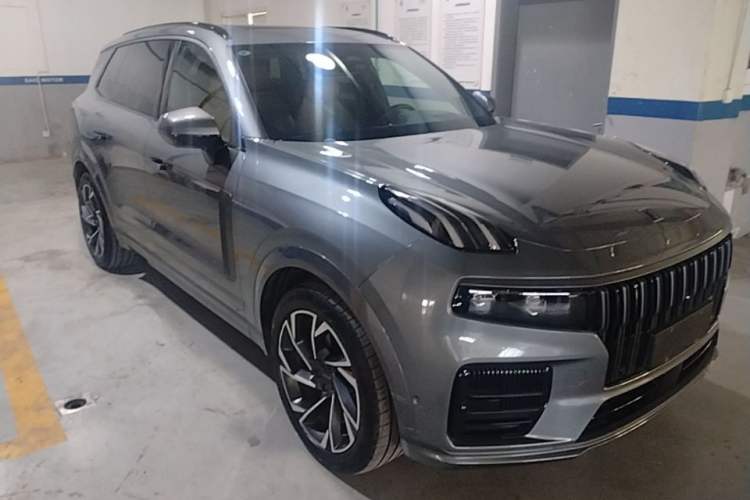 Used Lynk & Co 09 2021 2.0T Halo Six-Seater Front Right 45 Deg
