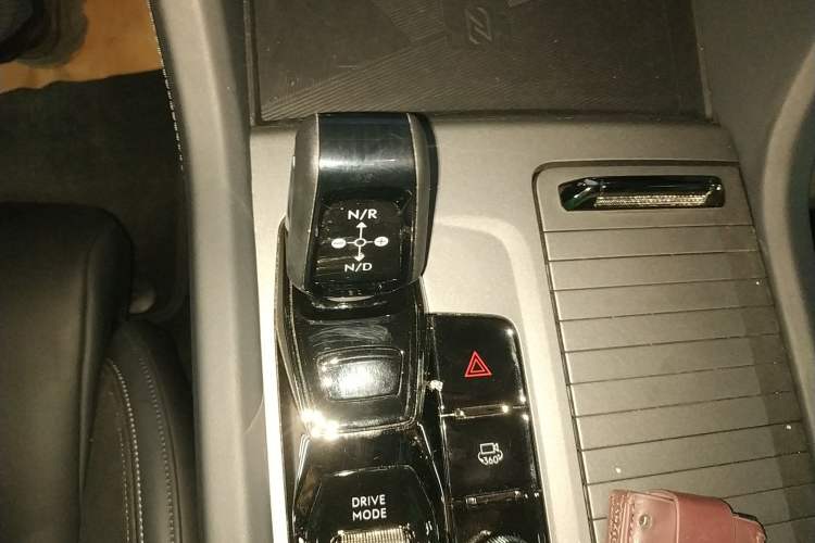Used Lynk & Co 09 2021 2.0T Halo Seven-Seater Gear Lever