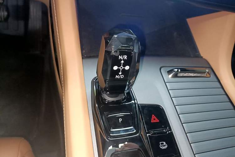 Used Lynk & Co 09 2021 2.0T Halo Seven-Seater Gear Lever