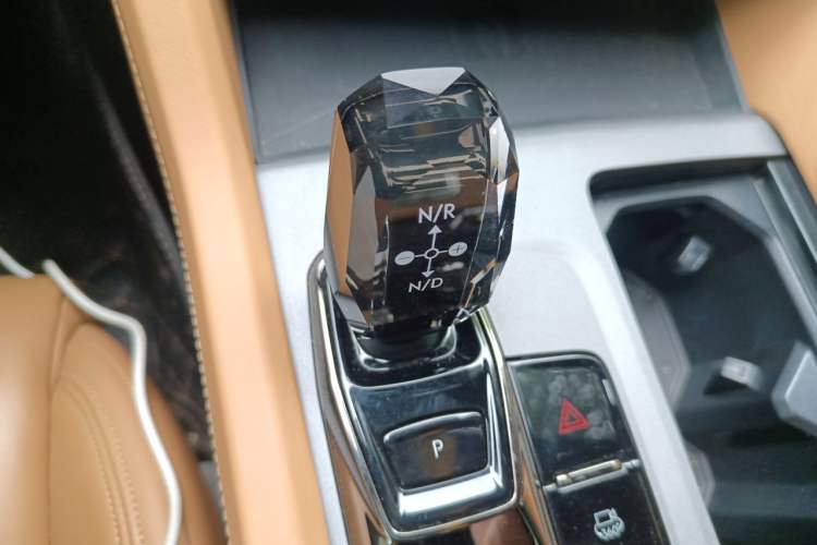 Used Lynk & Co 09 2021 2.0T Halo Six-Seater Gear Lever