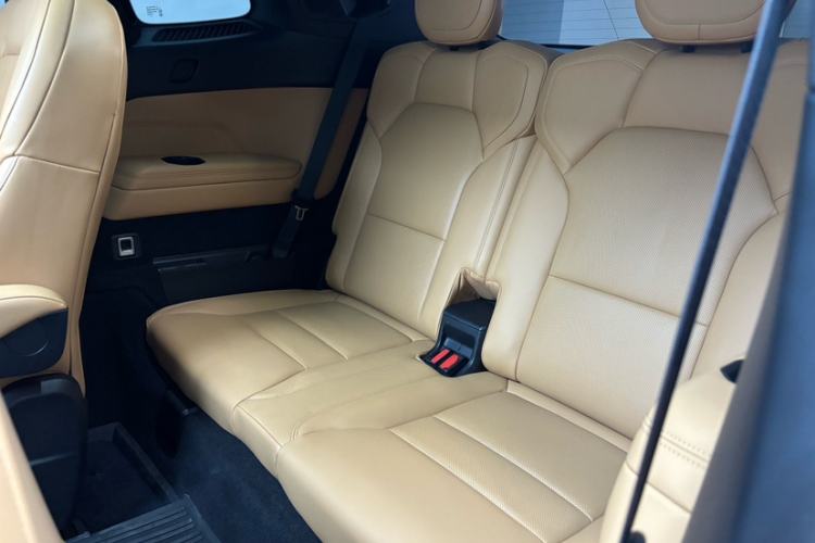 Used Lynk & Co 09 2021 2.0T Halo Six-Seater Interior 3