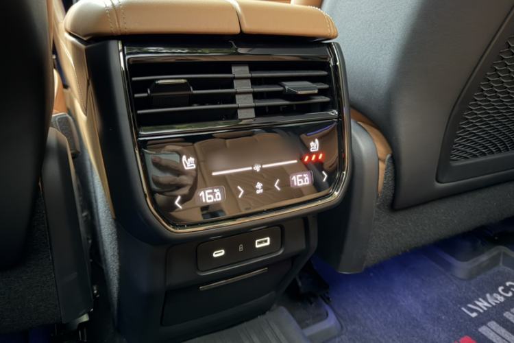 Used Lynk & Co 09 2021 2.0T Halo Seven-Seater Interior 5