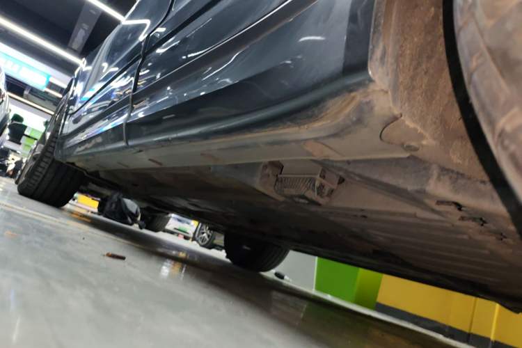 Used Lynk & Co 09 2021 2.0T Halo Six-Seater Left Side Sill