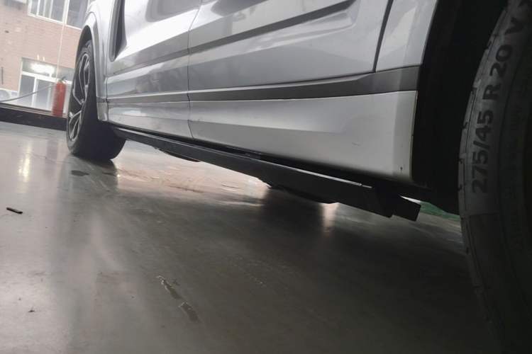 Used Lynk & Co 09 2021 2.0T Halo Six-Seater Left Side Sill