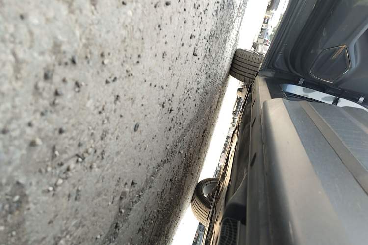 Used Lynk & Co 09 2021 2.0T Halo Six-Seater Left Side Sill