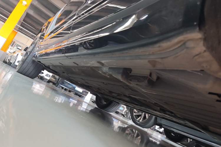 Used Lynk & Co 09 2021 2.0T Halo Six-Seater Left Side Sill