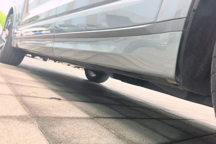 Used Lynk & Co 09 2021 2.0T Halo Six-Seater Left Side Sill