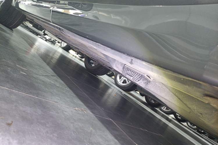 Used Lynk & Co 09 2021 2.0T Halo Six-Seater Left Side Sill