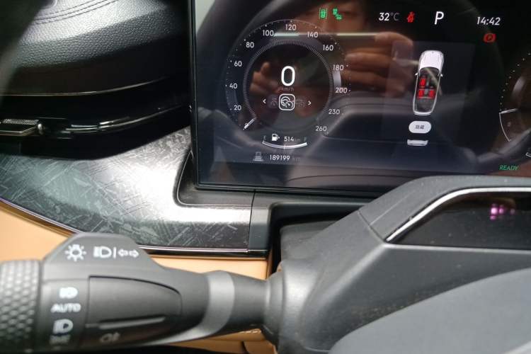 Used Lynk & Co 09 2021 2.0T Halo Six-Seater Odometer Close Up
