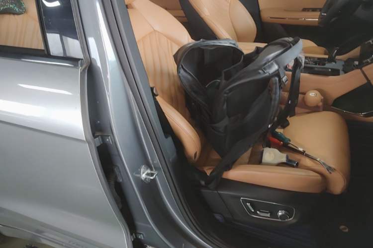 Used Lynk & Co 09 2021 2.0T Halo Six-Seater Right Front Seat