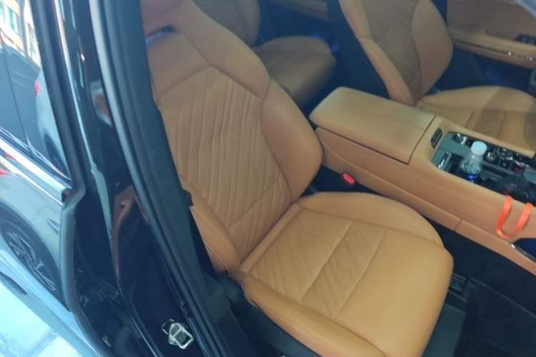 Used Lynk & Co 09 2021 2.0T Halo Six-Seater Right Front Seat