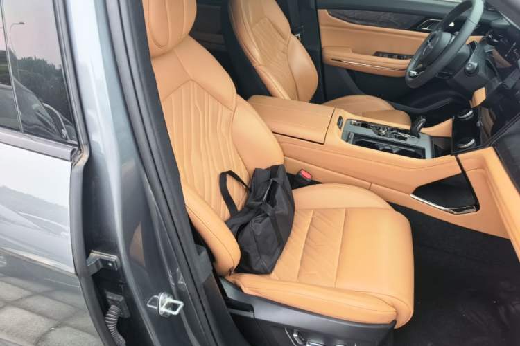 Used Lynk & Co 09 2021 2.0T Halo Six-Seater Right Front Seat