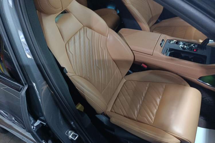Used Lynk & Co 09 2021 2.0T Halo Six-Seater Right Front Seat