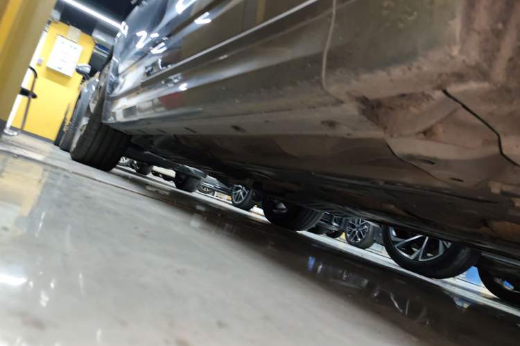 Used Lynk & Co 09 2021 2.0T Halo Six-Seater Right Side Sill