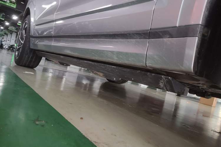 Used Lynk & Co 09 2021 2.0T Halo Six-Seater Right Side Sill