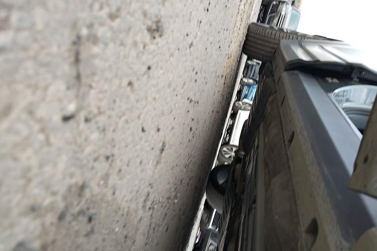Used Lynk & Co 09 2021 2.0T Halo Six-Seater Right Side Sill