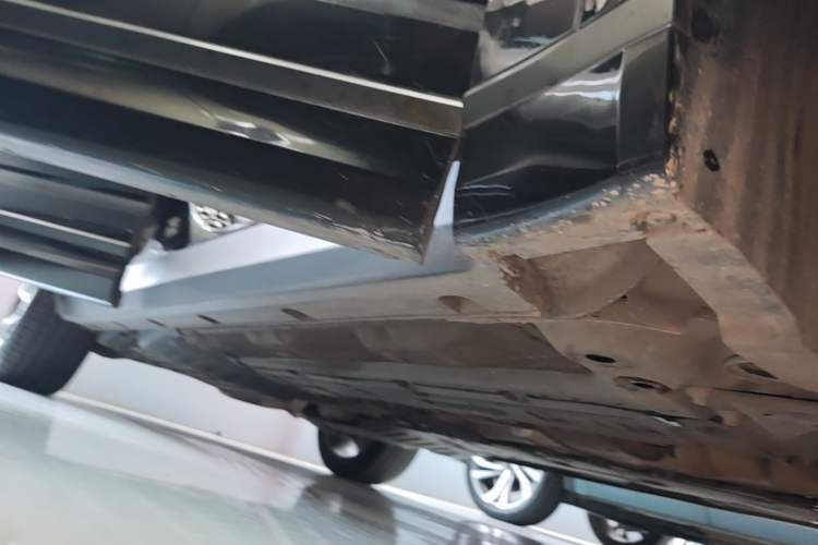 Used Lynk & Co 09 2021 2.0T Halo Six-Seater Right Side Sill