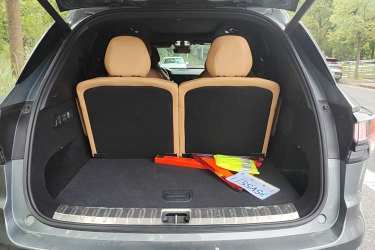 Used Lynk & Co 09 2021 2.0T Halo Six-Seater Trunk