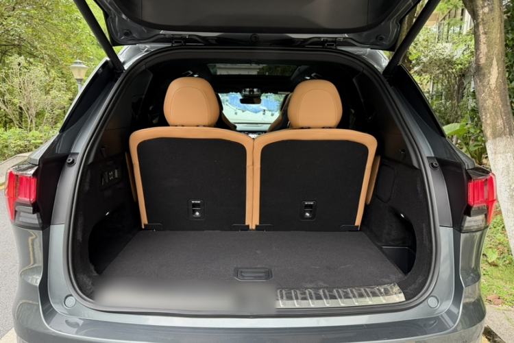 Used Lynk & Co 09 2021 2.0T Halo Seven-Seater Trunk