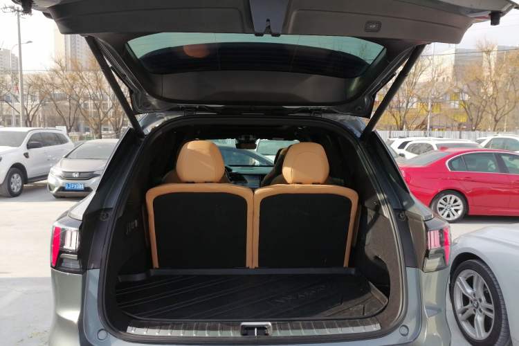 Used Lynk & Co 09 2021 2.0T Halo Six-Seater Trunk