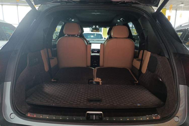 Used Lynk & Co 09 2021 2.0T Halo Six-Seater Trunk