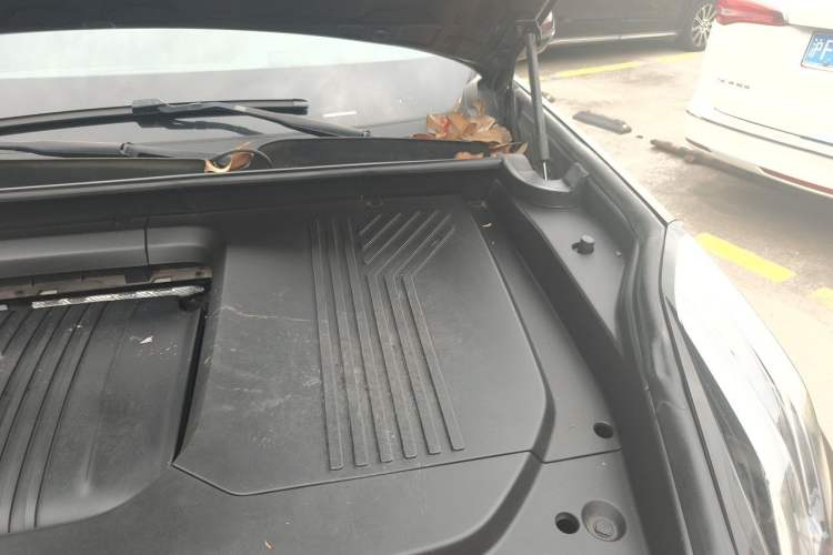 Used Lynk & Co 09 2021 2.0T Halo Six-Seater Engine Bay Left