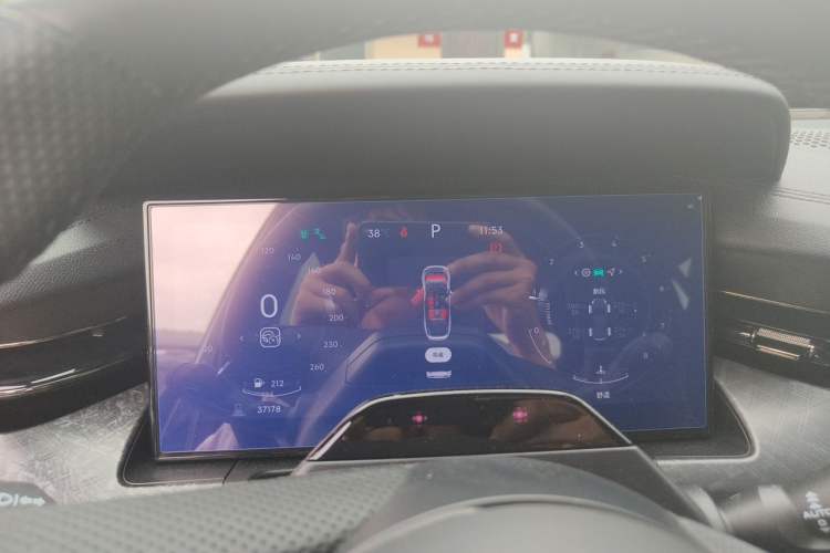 Used Lynk & Co 09 2021 2.0T Halo Six-Seater Instrument Cluster