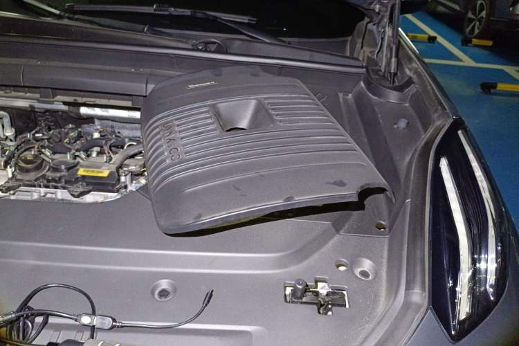 Used Lynk & Co 09 2021 2.0T Halo Six-Seater Engine Bay Left