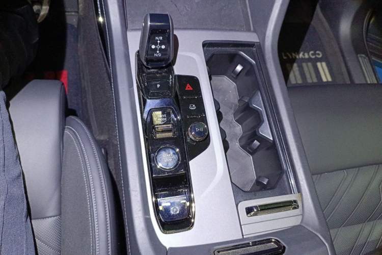 Used Lynk & Co 09 2021 2.0T Halo Six-Seater Gear Lever