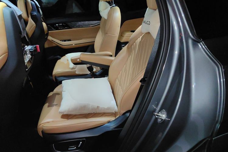 Used Lynk & Co 09 2021 2.0T Halo Six-Seater Interior 4