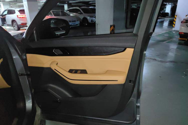 Used Lynk & Co 09 2021 2.0T Halo Six-Seater Interior 5