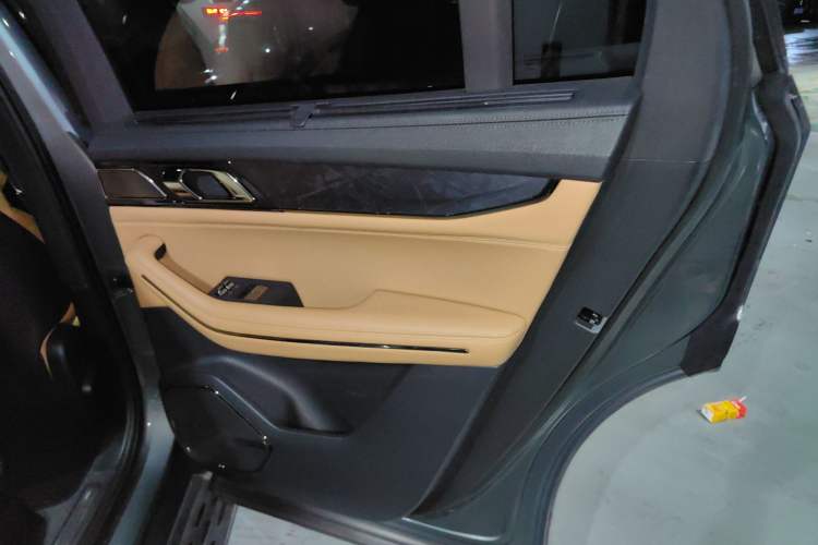 Used Lynk & Co 09 2021 2.0T Halo Six-Seater Interior 6