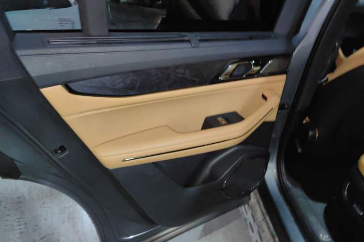Used Lynk & Co 09 2021 2.0T Halo Six-Seater Interior 8