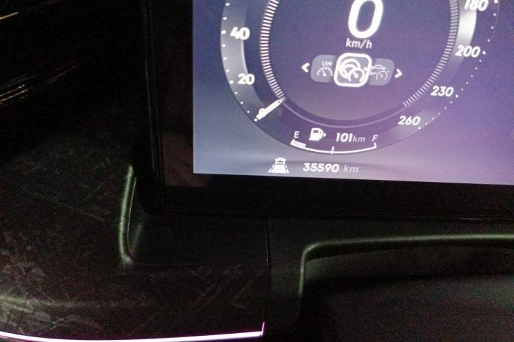 Used Lynk & Co 09 2021 2.0T Halo Six-Seater Odometer Close Up