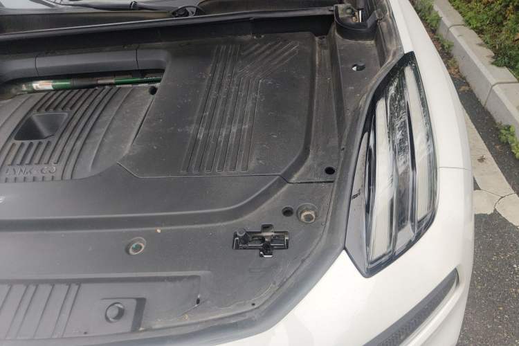Used Lynk & Co 09 2021 2.0T Halo Six-Seater Engine Bay Left