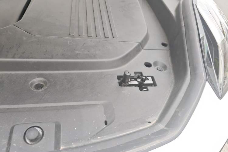 Used Lynk & Co 09 2021 2.0T Halo Six-Seater Engine Bay Left