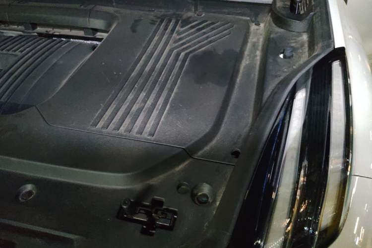 Used Lynk & Co 09 2021 2.0T Halo Seven-Seater Engine Bay Left