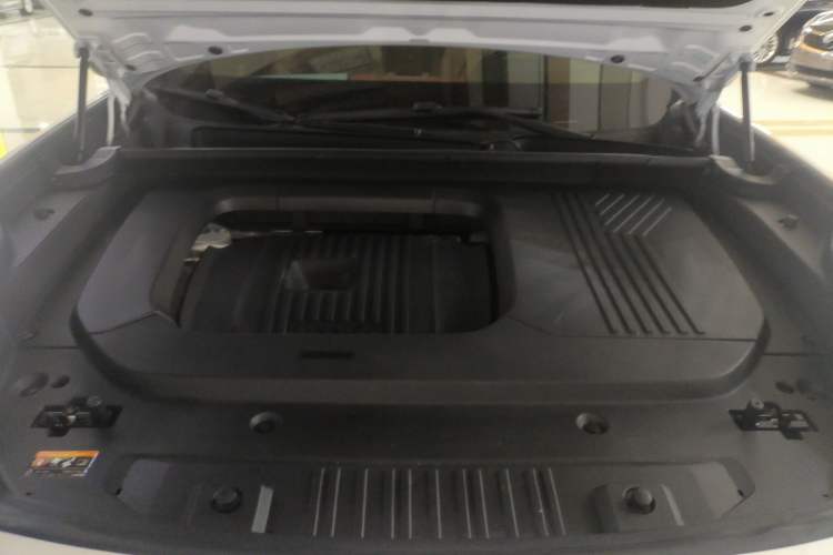 Used Lynk & Co 09 2021 2.0T Halo Six-Seater Engine Bay