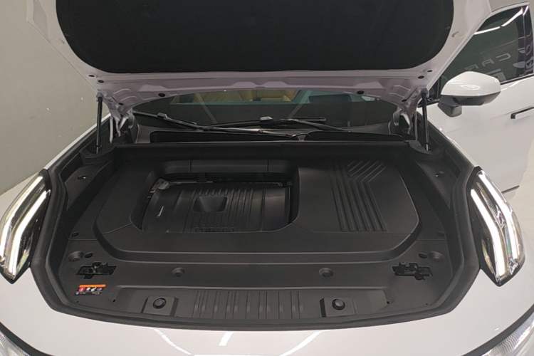 Used Lynk & Co 09 2021 2.0T Halo Seven-Seater Engine Bay