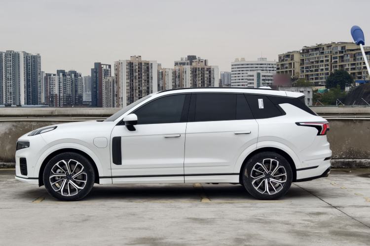 Used Lynk & Co 09 2021 2.0T Halo Six-Seater Exterior 2