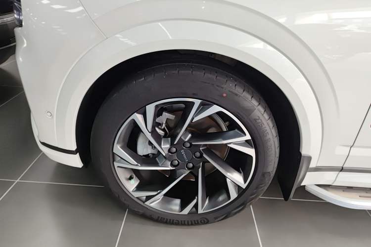 Used Lynk & Co 09 2021 2.0T Halo Six-Seater Exterior 2