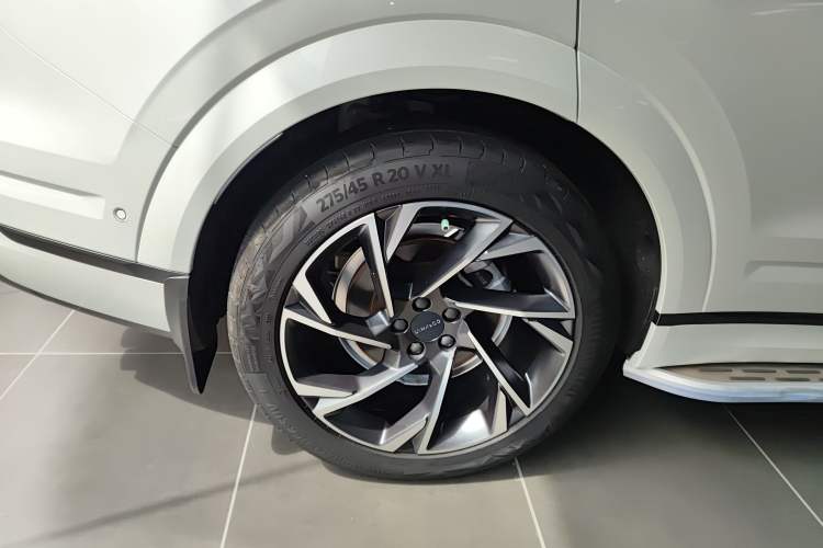 Used Lynk & Co 09 2021 2.0T Halo Six-Seater Exterior 3