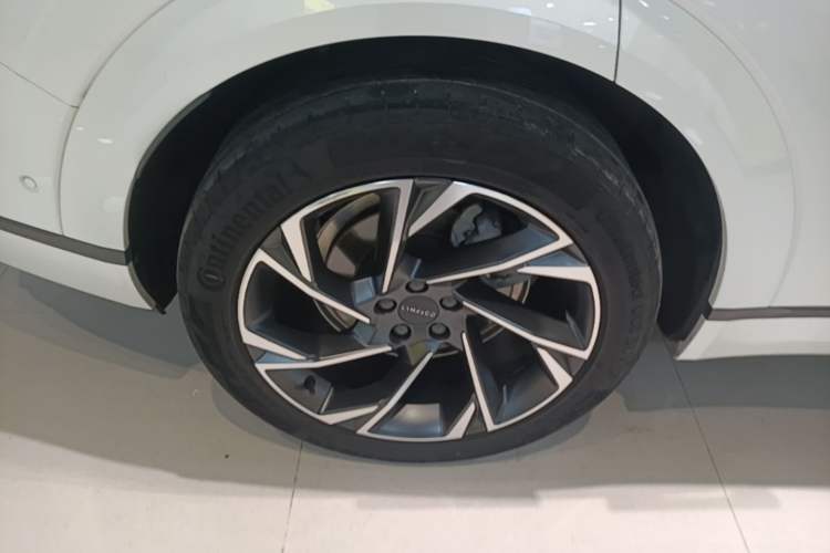 Used Lynk & Co 09 2021 2.0T Halo Six-Seater Exterior 5