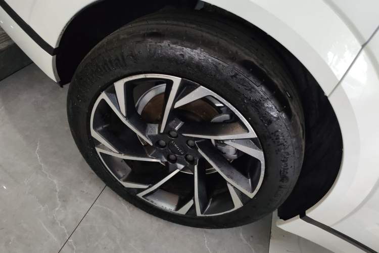 Used Lynk & Co 09 2021 2.0T Halo Six-Seater Exterior 5
